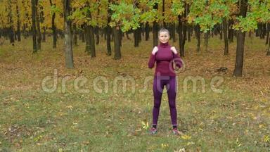 美丽的健身运动女孩在秋季公园跑步前热身。 户外健身。